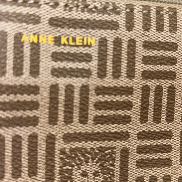 ANNE KLEIN Large Zip Top Lion Logo Wristlet - Picture 3 of 6